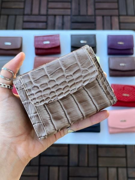 DERKON UFAK KULLANIŞLI CASSY MODEL %100 HAKİKİ  DERİ TİMSAH DESENLİ BEJ CÜZDAN