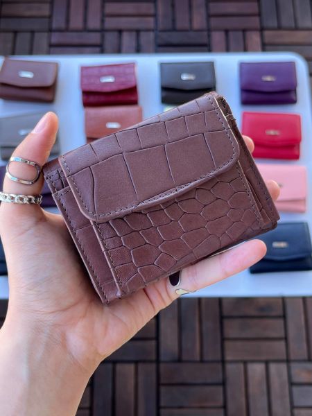 DERKON UFAK KULLANIŞLI CASSY MODEL %100 HAKİKİ  DERİ TİMSASH DESENLİ KAHVERENGİ CÜZDAN