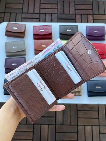 DERKON UFAK KULLANIŞLI CASSY MODEL %100 HAKİKİ  DERİ TİMSASH DESENLİ KAHVERENGİ CÜZDAN