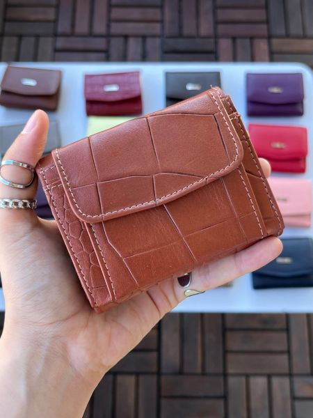 DERKON UFAK KULLANIŞLI CASSY MODEL %100 HAKİKİ  DERİ TİMSAH DESENLİ TABA CÜZDAN
