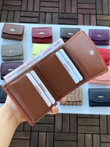 DERKON UFAK KULLANIŞLI CASSY MODEL %100 HAKİKİ  DERİ TİMSAH DESENLİ TABA CÜZDAN