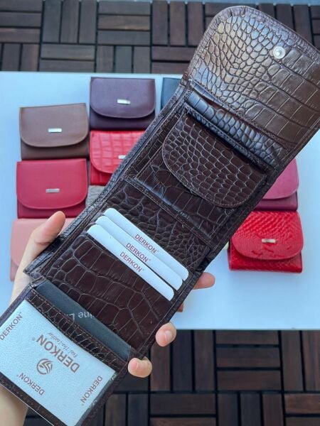Derkon Luisy Model Hakiki Deri Fermuar Detaylı Kadın Cüzdanı Timsah Desenli Kahverengi