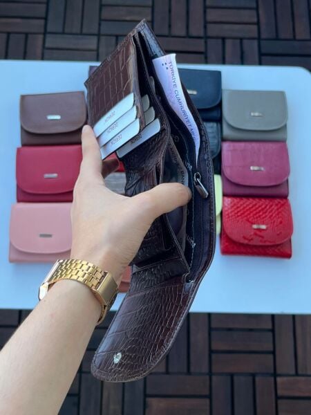 Derkon Luisy Model Hakiki Deri Fermuar Detaylı Kadın Cüzdanı Timsah Desenli Kahverengi